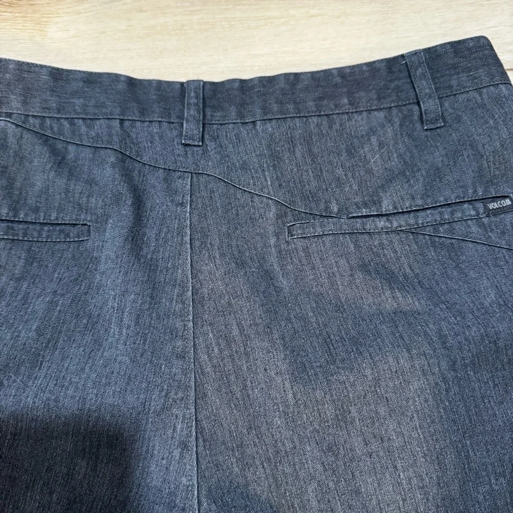 Volcom dark gray men's mid length shorts, zipper button closure, pockets, 32. - Picture 10 of 15